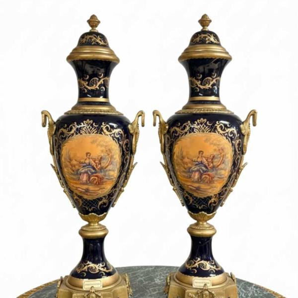 MACE Heritage – Hand-Painted Baroque Porcelain Vase Pair with Brass Details (120 cm)
