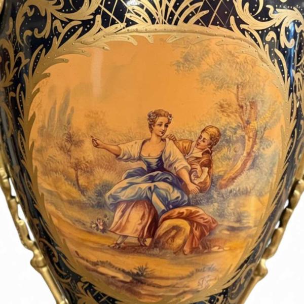 MACE Heritage – Hand-Painted Baroque Porcelain Vase Pair with Brass Details (120 cm)