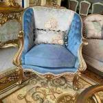 MACE Heritage - luxuriöses barockes Salonset - babyblaue und beige Farbe - Samtstoff - goldener champagnerfarbener Holzrahmen - zwei 3-Sitzer Sofas + 2 Armlehnen + ovaler Couchtisch