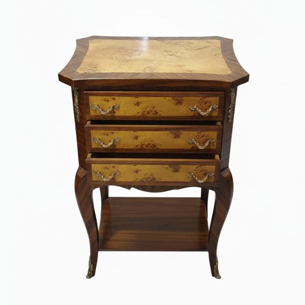 MACE Heritage – Barockes Nachttischchen aus Massivholz mit 3 Schubladen und dekorativen Metallbeschlägen