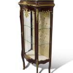 Barocke Vitrine im Louis XV Stil - Brauner/grüner Marmor - Goldener Stoff - Antiker Stil - Barocke Möbel - MACE