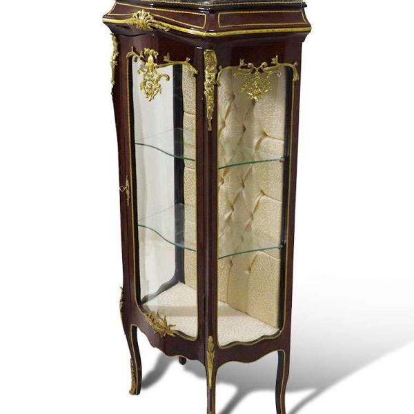 Barocke Vitrine im Louis XV Stil - Brauner/grüner Marmor - Goldener Stoff - Antiker Stil - Barocke Möbel - MACE