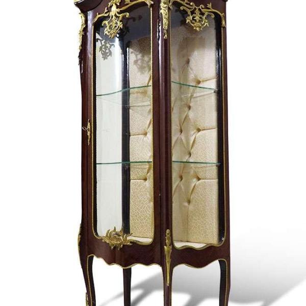 Barocke Vitrine im Louis XV Stil - Brauner/grüner Marmor - Goldener Stoff - Antiker Stil - Barocke Möbel - MACE