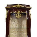 Barocke Vitrine im Louis XV Stil - Brauner/grüner Marmor - Goldener Stoff - Antiker Stil - Barocke Möbel - MACE