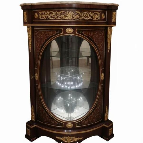 MACE Heritage - Barocke Eckvitrine mit Holzintarsien aus Massivholz, Glasfront & handgefertigten Messingdetails