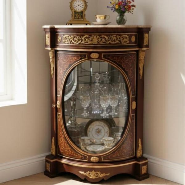 MACE Heritage - Barocke Eckvitrine mit Holzintarsien aus Massivholz, Glasfront & handgefertigten Messingdetails