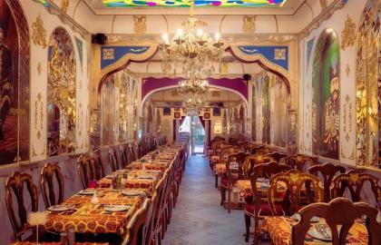 Chaises baroques luxueuses de Möbel Lippold MC GmbH – fabriquées sur mesure pour le restaurant Kish à Francfort. Élégantes, uniques et parfaites pour la gastronomie.