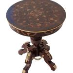 MACE Heritage - Table d’appoint Louis XV / baroque – laiton, marqueterie, rouge, brun