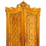 Vitrine im Barockstil - Glas - Gold - 4 Einlegeböden - Rückenlehne aus goldsatiniertem Stoff - MACE
