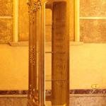Vitrine im Barockstil - Glas - Gold - 4 Einlegeböden - Rückenlehne aus goldsatiniertem Stoff - MACE