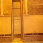 Vitrine im Barockstil - Glas - Gold - 4 Einlegeböden - Rückenlehne aus goldsatiniertem Stoff - MACE