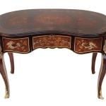 Luxeriöser Schreibtisch im Barockstil Louis XV., verziert mit Holzmosaiken und hochwertiger Kupferlegierung, nierenförmig