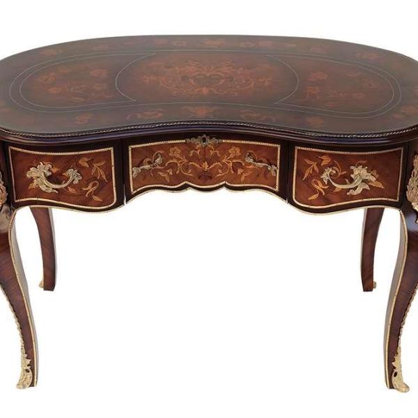 Luxeriöser Schreibtisch im Barockstil Louis XV., verziert mit Holzmosaiken und hochwertiger Kupferlegierung, nierenförmig
