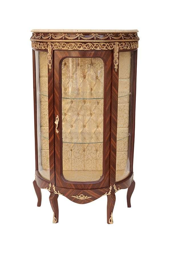 Vitrinenschrank mit beigem Marmor, verziert mit hochwertiger Kupferverzierung und Intarsien, Antikstil Louis XV, Rokoko