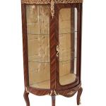 Vitrinenschrank mit beigem Marmor, verziert mit hochwertiger Kupferverzierung und Intarsien, Antikstil Louis XV, Rokoko