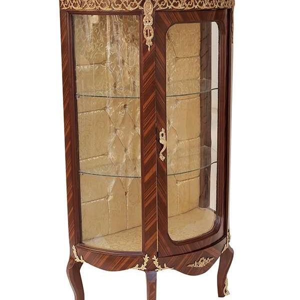 Vitrinenschrank mit beigem Marmor, verziert mit hochwertiger Kupferverzierung und Intarsien, Antikstil Louis XV, Rokoko