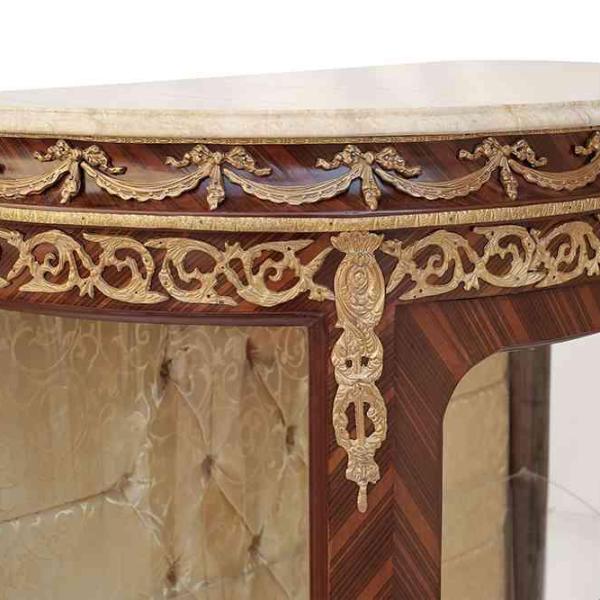 Vitrinenschrank mit beigem Marmor, verziert mit hochwertiger Kupferverzierung und Intarsien, Antikstil Louis XV, Rokoko