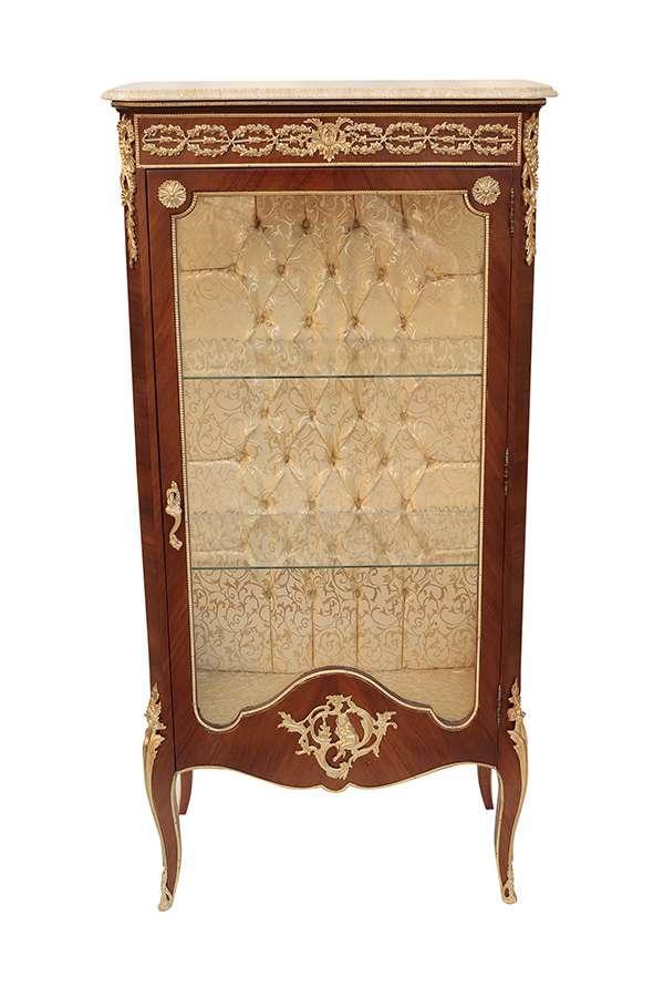 MACE Heritage - Vitrine Rococo / baroque – satin, marbre, laiton, blanc, rouge