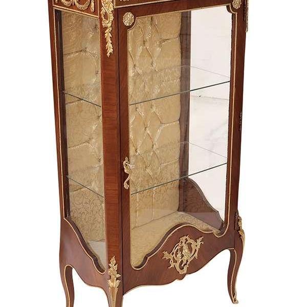 MACE Heritage - Vitrine Rococo / baroque – satin, marbre, laiton, blanc, rouge