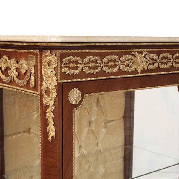 MACE Heritage - Vitrine Rococo / baroque – satin, marbre, laiton, blanc, rouge