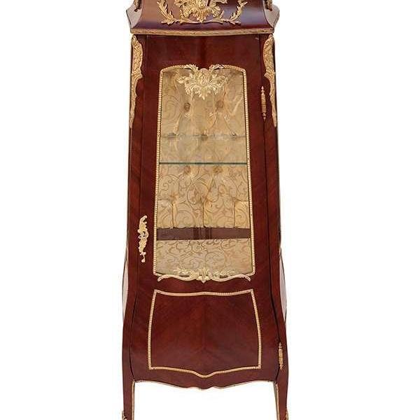 MACE Heritage - Vitrine Louis XV / Rococo – marbre, verre, capitonné, rouge, beige