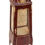 MACE Heritage - Vitrine Louis XV / Rococo – marbre, verre, capitonné, rouge, beige
