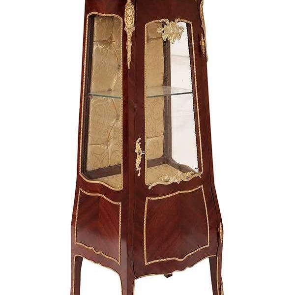 MACE Heritage - Vitrine Louis XV / Rococo – marbre, verre, capitonné, rouge, beige
