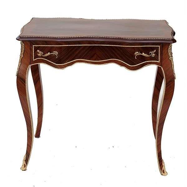 Kleiner Barockschreibtisch im Stil von Louis XV mit feiner Messingverzierung
