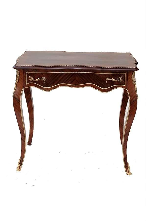 Kleiner Barockschreibtisch im Stil von Louis XV mit feiner Messingverzierung