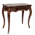 Kleiner Barockschreibtisch im Stil von Louis XV mit feiner Messingverzierung