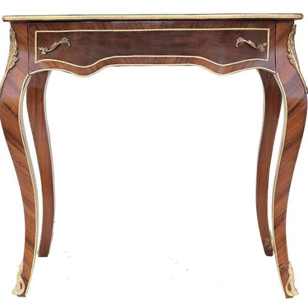 Kleiner Louis XV Barockschreibtisch mit feiner Messingverzierung