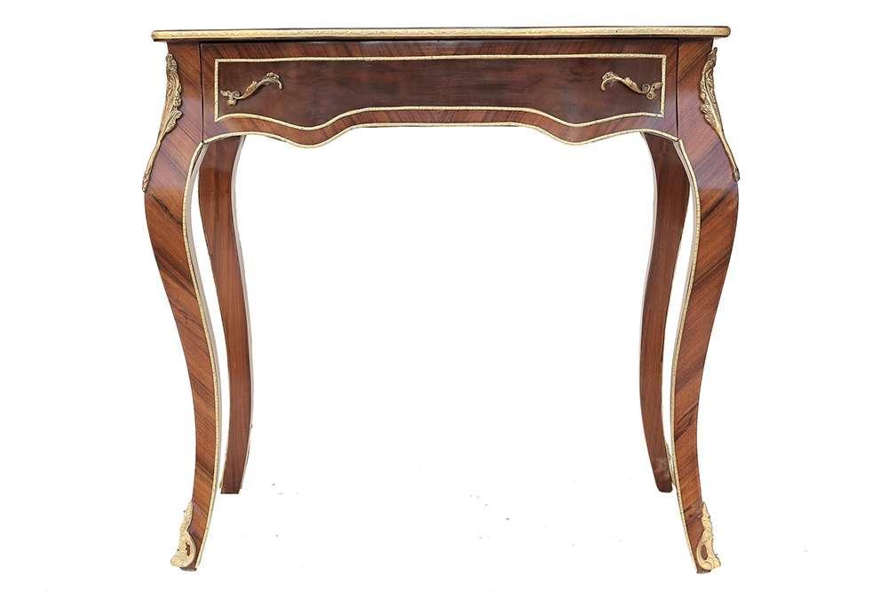 Kleiner Louis XV Barockschreibtisch mit feiner Messingverzierung