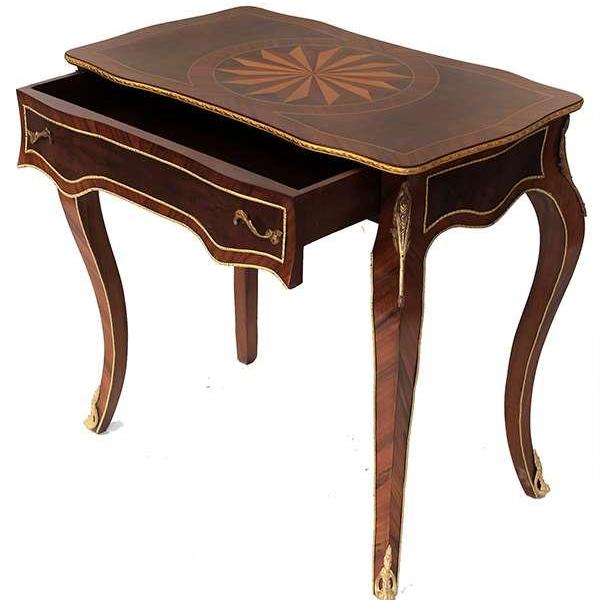 Kleiner Louis XV Barockschreibtisch mit feiner Messingverzierung