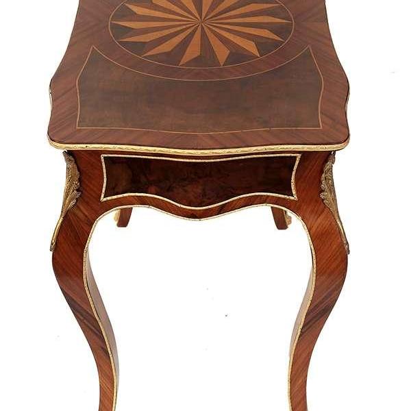 Kleiner Louis XV Barockschreibtisch mit feiner Messingverzierung