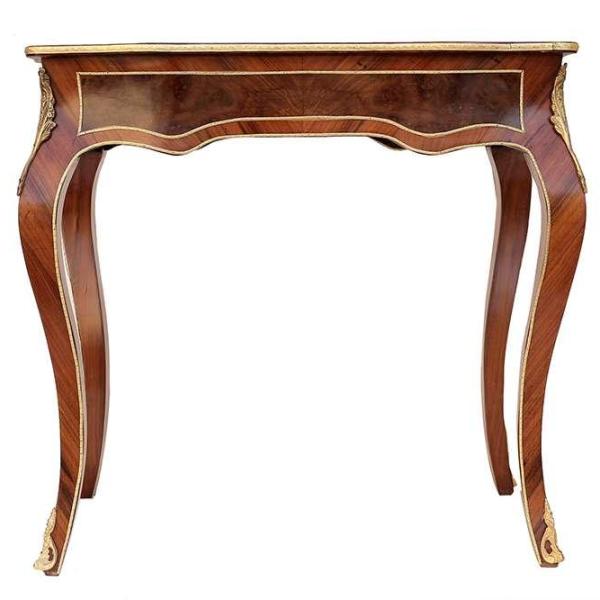 Kleiner Barockschreibtisch im Stil von Louis XV mit feiner Messingverzierung