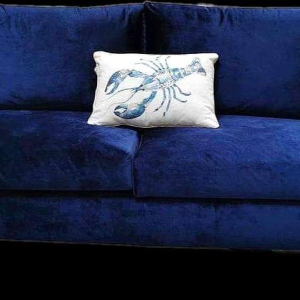 MACE Heritage - Samtsofa, 2-Sitzer, Navy Blau mit silberner Metallapplikation
