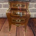 MACE Heritage - Commode baroque – marbre, laiton, noir, rouge, brun