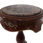 MACE Heritage - Brauner barocker Beistelltisch - Oberfläche aus Marmor - Massivholz - Handgefertigt - Runde Form mit Wellenkanten - Messing