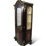 Luxus-Vitrine im braunen Barockstil - Zwei Glasböden - Stauraum im Boden - Messing - Intarsien - MACE