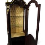 Luxus-Vitrine im braunen Barockstil - Zwei Glasböden - Stauraum im Boden - Messing - Intarsien - MACE
