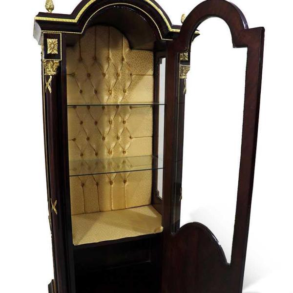 Luxus-Vitrine im braunen Barockstil - Zwei Glasböden - Stauraum im Boden - Messing - Intarsien - MACE