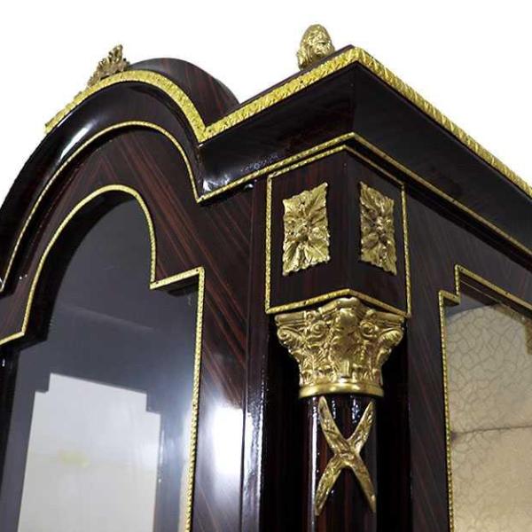 Luxus-Vitrine im braunen Barockstil - Zwei Glasböden - Stauraum im Boden - Messing - Intarsien - MACE