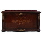 MACE Heritage - Meuble classique baroque – velours, laiton, blanc, rouge, brun