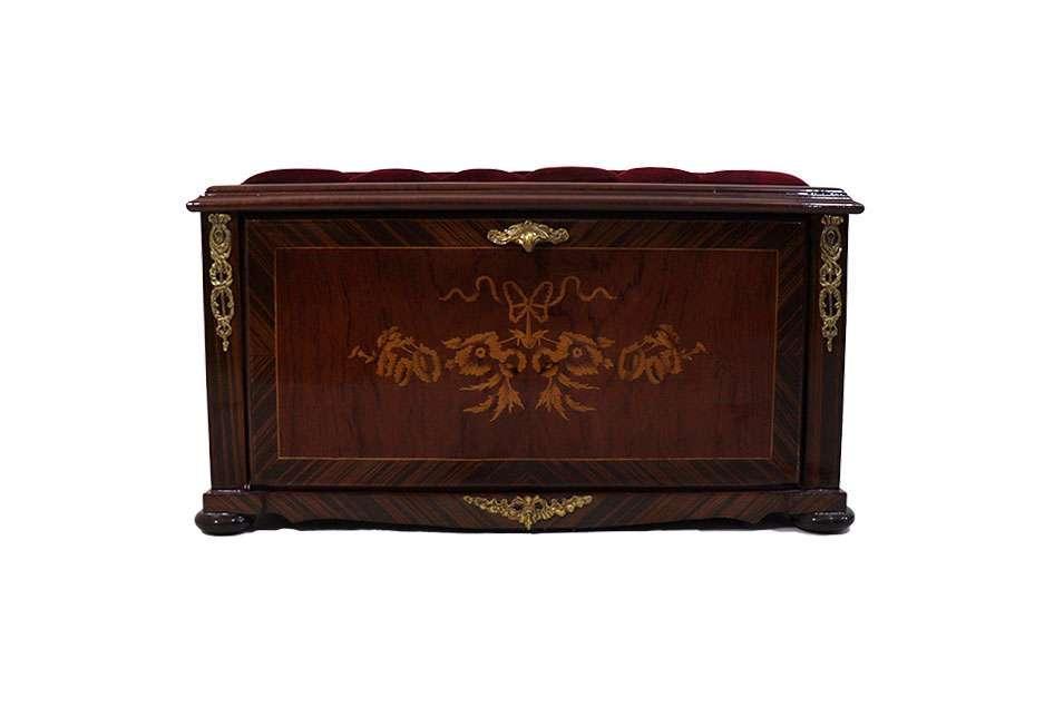 MACE Heritage - Meuble classique baroque – velours, laiton, blanc, rouge, brun