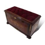 MACE Heritage - Meuble classique baroque – velours, laiton, blanc, rouge, brun