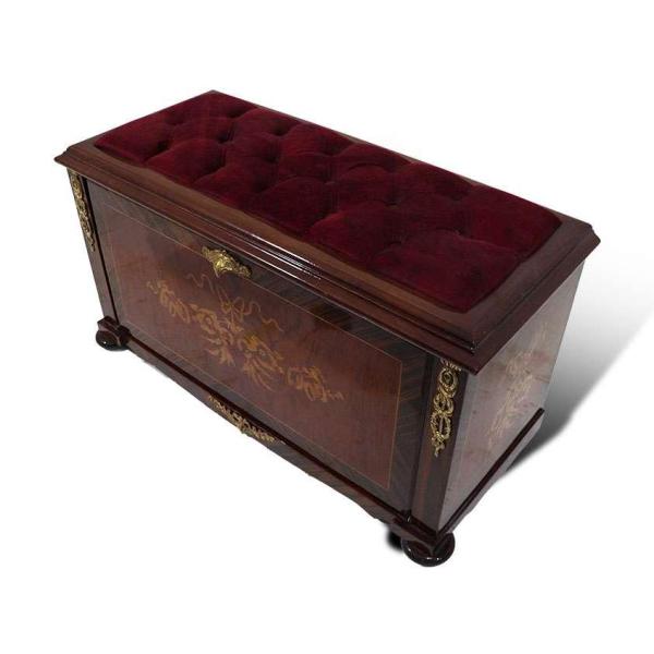 MACE Heritage - Meuble classique baroque – velours, laiton, blanc, rouge, brun