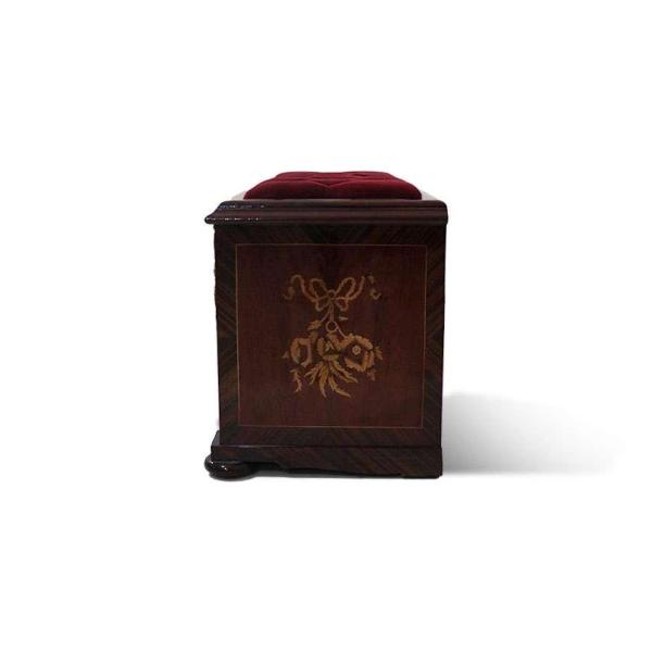 MACE Heritage - Meuble classique baroque – velours, laiton, blanc, rouge, brun
