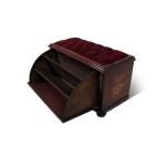 MACE Heritage - Meuble classique baroque – velours, laiton, blanc, rouge, brun
