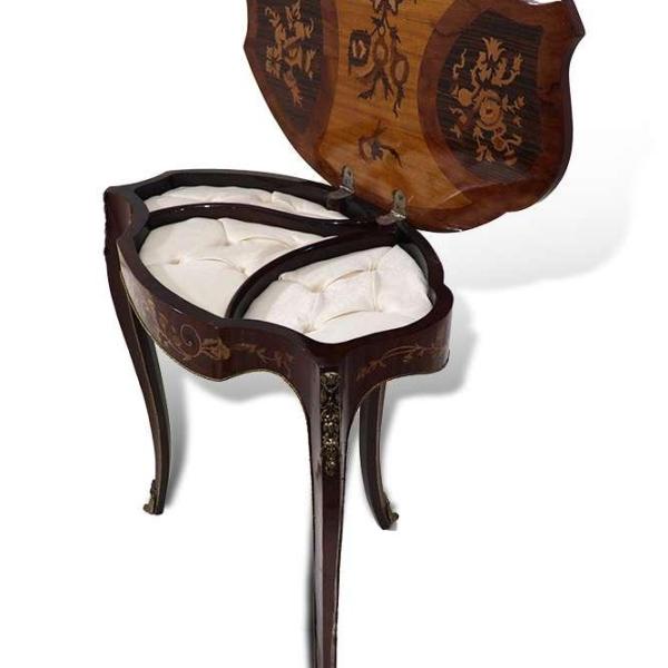 MACE Heritage - Meuble classique baroque – velours, laiton, marqueterie, blanc, rouge