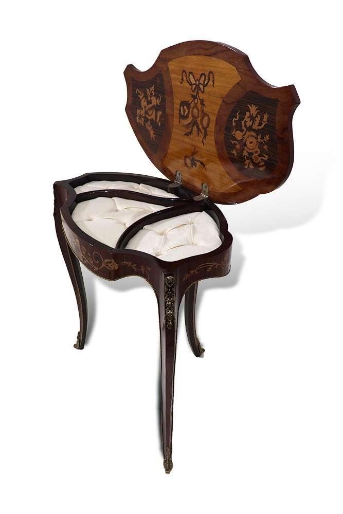 MACE Heritage - Meuble classique baroque – velours, laiton, marqueterie, blanc, rouge